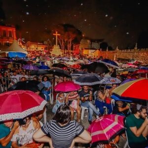 Leandro Lima Instagram - Feliz Páscoa a todos , aqui alguns recortes incríveis da minha santa semana em João Pessoa minha amada cidade natal ! @prefjoaopessoa  apresentou um grandioso espetáculo para todos . Uma das histórias mais contadas no mundo  mas com um jeito que eh só nosso , com a direção de @edilsonalvesator (meu primeiro professor de teatro )  uma equipe  cheia de entusiasmo da  @funjopeoficial  agradecimento especial a @antonioalcantara1  e a minha amada jucelia .  Foi lindo do começo ao fim ,  e muito da beleza veio dos percalços . Interpretar Jesus foi uma  experiência transcendental e não só pelo personagem mas pela usina de energia de fé que me atravessou a alma .  Só gratidão pela oportunidade . Obrigado @betademarco  por estar junto todos os momentos , obrigado ao meu amor e minha família @flavialucini  @lima.ozelia  @mariamabaracuhy @gabrielriquejp . @fabiobernardo  @felippeserpa .  A todos os meus parceiros de cena ,(@palomabernardi  a pessoa mais generosa 💜) e todos atrás da cena também .Imagens dos incríveis @junot.lacet.filho  @sergiolfotografia 🙏🏽🙏🏽 boa semana a todos