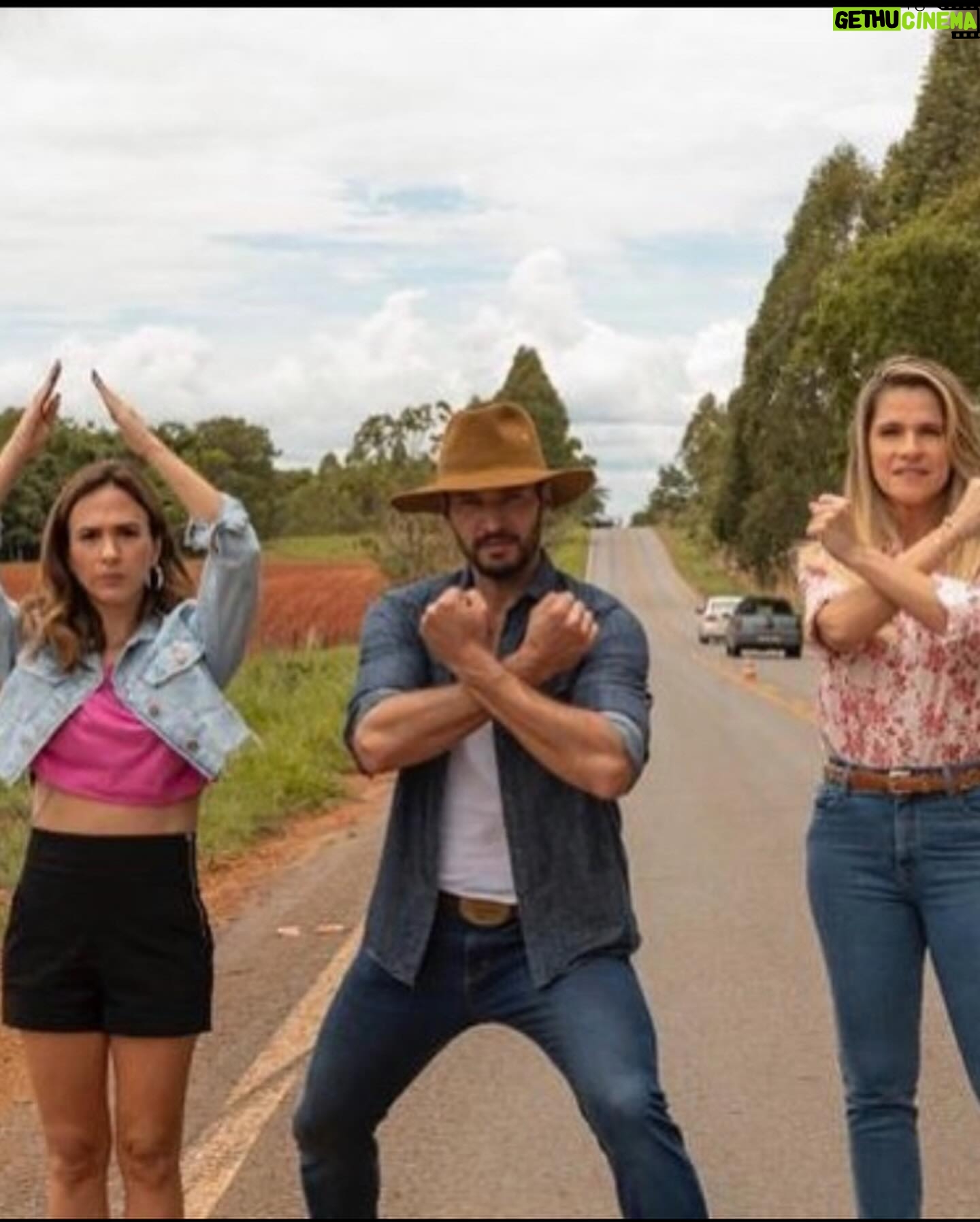 Leandro Lima - 22K Likes - Muita gratidão ao cinema nacional pelos encontros (e perrengues ,vide última foto)que tive e pelos tantos outros que virão, o cinema brasileiro resiste !!! Viva ao cinema nacional #dianacionaldocinema