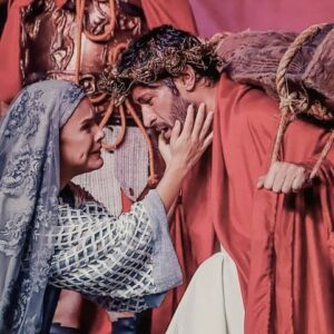 Leandro Lima Instagram - Feliz Páscoa a todos , aqui alguns recortes incríveis da minha santa semana em João Pessoa minha amada cidade natal ! @prefjoaopessoa  apresentou um grandioso espetáculo para todos . Uma das histórias mais contadas no mundo  mas com um jeito que eh só nosso , com a direção de @edilsonalvesator (meu primeiro professor de teatro )  uma equipe  cheia de entusiasmo da  @funjopeoficial  agradecimento especial a @antonioalcantara1  e a minha amada jucelia .  Foi lindo do começo ao fim ,  e muito da beleza veio dos percalços . Interpretar Jesus foi uma  experiência transcendental e não só pelo personagem mas pela usina de energia de fé que me atravessou a alma .  Só gratidão pela oportunidade . Obrigado @betademarco  por estar junto todos os momentos , obrigado ao meu amor e minha família @flavialucini  @lima.ozelia  @mariamabaracuhy @gabrielriquejp . @fabiobernardo  @felippeserpa .  A todos os meus parceiros de cena ,(@palomabernardi  a pessoa mais generosa 💜) e todos atrás da cena também .Imagens dos incríveis @junot.lacet.filho  @sergiolfotografia 🙏🏽🙏🏽 boa semana a todos