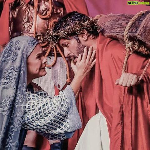 Leandro Lima - 5.2K Likes - Feliz Páscoa a todos , aqui alguns recortes incríveis da minha santa semana em João Pessoa minha amada cidade natal ! @prefjoaopessoa apresentou um grandioso espetáculo para todos . Uma das histórias mais contadas no mundo mas com um jeito que eh só nosso , com a direção de @edilsonalvesator (meu primeiro professor de teatro ) uma equipe cheia de entusiasmo da @funjopeoficial agradecimento especial a @antonioalcantara1 e a minha amada jucelia . Foi lindo do começo ao fim , e muito da beleza veio dos percalços . Interpretar Jesus foi uma experiência transcendental e não só pelo personagem mas pela usina de energia de fé que me atravessou a alma . Só gratidão pela oportunidade . Obrigado @betademarco por estar junto todos os momentos , obrigado ao meu amor e minha família @flavialucini @lima.ozelia @mariamabaracuhy @gabrielriquejp . @fabiobernardo @felippeserpa . A todos os meus parceiros de cena ,(@palomabernardi a pessoa mais generosa 💜) e todos atrás da cena também .Imagens dos incríveis @junot.lacet.filho @sergiolfotografia 🙏🏽🙏🏽 boa semana a todos