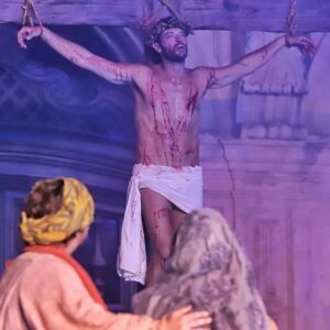 Leandro Lima Instagram - Feliz Páscoa a todos , aqui alguns recortes incríveis da minha santa semana em João Pessoa minha amada cidade natal ! @prefjoaopessoa  apresentou um grandioso espetáculo para todos . Uma das histórias mais contadas no mundo  mas com um jeito que eh só nosso , com a direção de @edilsonalvesator (meu primeiro professor de teatro )  uma equipe  cheia de entusiasmo da  @funjopeoficial  agradecimento especial a @antonioalcantara1  e a minha amada jucelia .  Foi lindo do começo ao fim ,  e muito da beleza veio dos percalços . Interpretar Jesus foi uma  experiência transcendental e não só pelo personagem mas pela usina de energia de fé que me atravessou a alma .  Só gratidão pela oportunidade . Obrigado @betademarco  por estar junto todos os momentos , obrigado ao meu amor e minha família @flavialucini  @lima.ozelia  @mariamabaracuhy @gabrielriquejp . @fabiobernardo  @felippeserpa .  A todos os meus parceiros de cena ,(@palomabernardi  a pessoa mais generosa 💜) e todos atrás da cena também .Imagens dos incríveis @junot.lacet.filho  @sergiolfotografia 🙏🏽🙏🏽 boa semana a todos