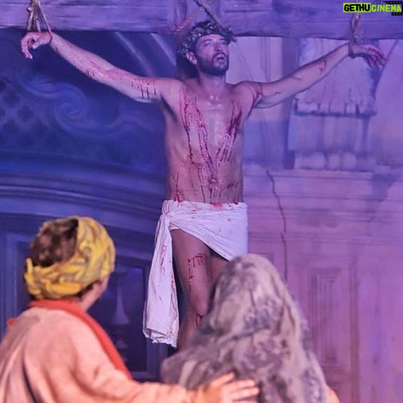 Leandro Lima - 5.2K Likes - Feliz Páscoa a todos , aqui alguns recortes incríveis da minha santa semana em João Pessoa minha amada cidade natal ! @prefjoaopessoa apresentou um grandioso espetáculo para todos . Uma das histórias mais contadas no mundo mas com um jeito que eh só nosso , com a direção de @edilsonalvesator (meu primeiro professor de teatro ) uma equipe cheia de entusiasmo da @funjopeoficial agradecimento especial a @antonioalcantara1 e a minha amada jucelia . Foi lindo do começo ao fim , e muito da beleza veio dos percalços . Interpretar Jesus foi uma experiência transcendental e não só pelo personagem mas pela usina de energia de fé que me atravessou a alma . Só gratidão pela oportunidade . Obrigado @betademarco por estar junto todos os momentos , obrigado ao meu amor e minha família @flavialucini @lima.ozelia @mariamabaracuhy @gabrielriquejp . @fabiobernardo @felippeserpa . A todos os meus parceiros de cena ,(@palomabernardi a pessoa mais generosa 💜) e todos atrás da cena também .Imagens dos incríveis @junot.lacet.filho @sergiolfotografia 🙏🏽🙏🏽 boa semana a todos
