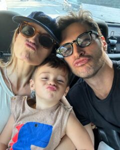 Leandro Lima Instagram - A felicidade de quem vai dar uma voltinha !! A última vez que viajamos p longe Toni não andava ainda . E foi bem tranquilo , agora , com ele correndo p todo lado mau entrei no avião pra ir já tô cansado. Que comecem os jogos 😂 @flavialucini  #viagem #paris #family