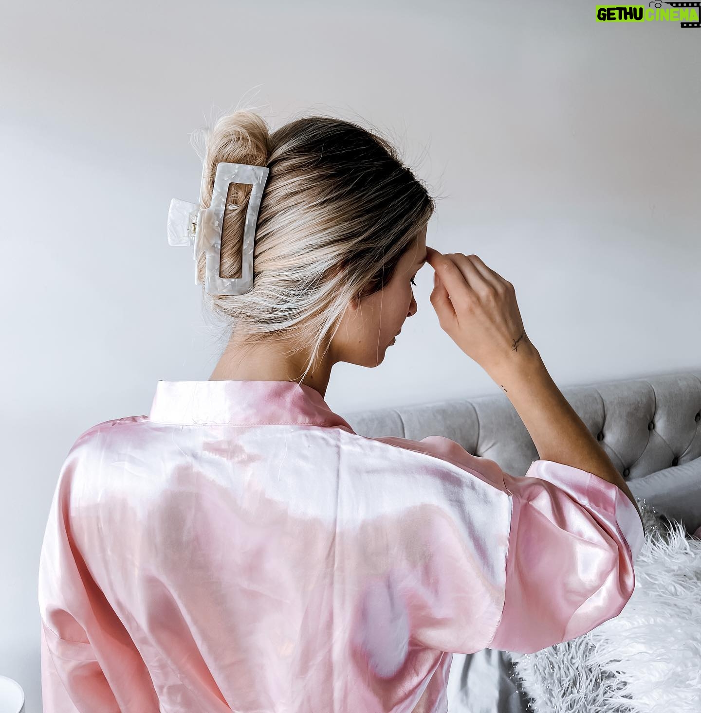 Léanne Lévesque - 290 Likes - 🎀CONCOURS TERMINÉ 🎀 GAGNANTE @kellyparentz 💕
J’ai récemment découvert les pinces à cheveux super confortable et durable de @pixiewoo_ et j’ai donc eu envie de vous organiser un beau petit concours pour vous les faire découvrir également!🤩
Vous courez la chance de gagner carte-cadeaux de 200$ chez @pixiewoo_ ainsi que 100$ de carte pré-payé pour une valeur totale de 300$
RÈGLEMENTS DU CONCOURS :
✔️Suit la page de @pixiewoo_
et de @theflamest
✔️Like cette publication
✔️Identifiez en commentaire un ami ( de chance de gagner avec un repost du concours avec mention en story)
✔️Le gagnant sera dévoilé le 27 février 18h, bonne chance à tous xxx