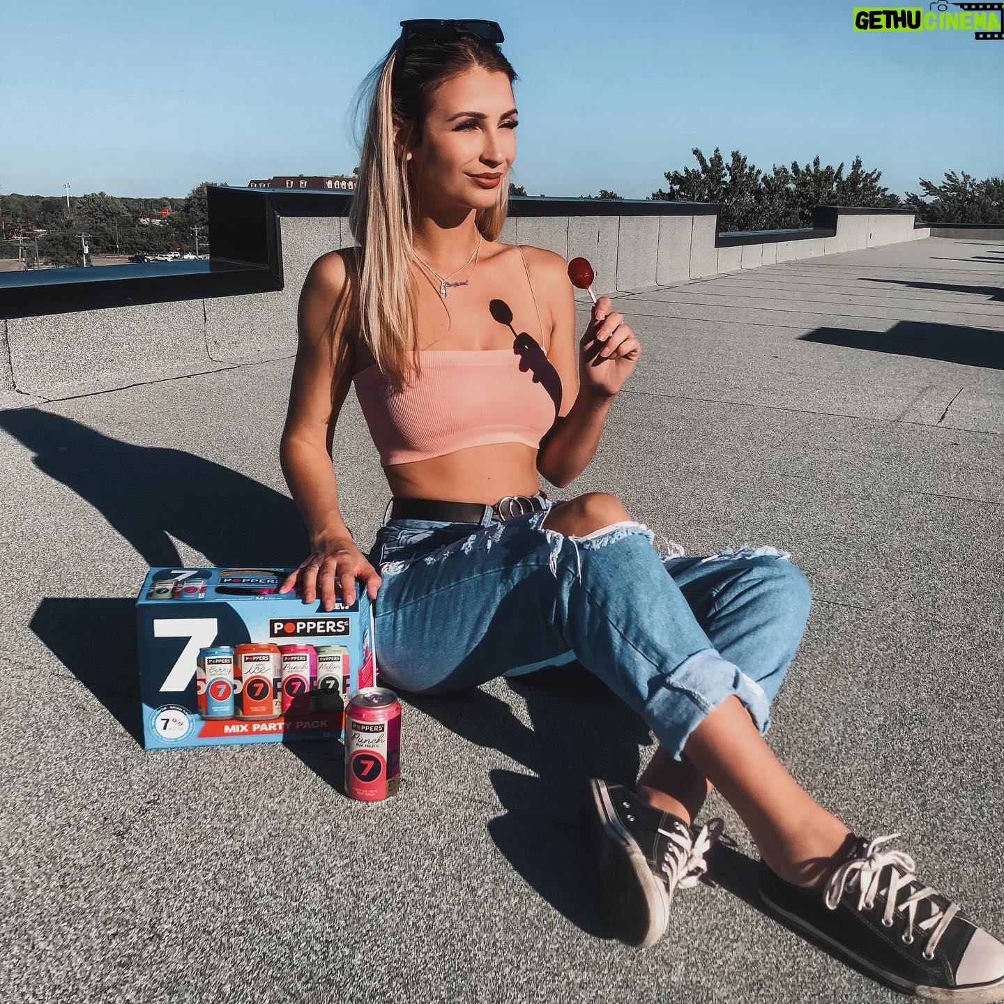 Léanne Lévesque - 354 Likes - Ceux qui me connaissent bien savent que j’ai la dent sucrée 🍒🍬 C’est pour cela que je trip un peu trop sur les nouvelles @popperscoolers maintenant avec 7% d’alcool, fruité et sucré à souhait 👌🏻 #poppers7 #poppers5a7 #pub
.
.
.
Buvez avec modération 🔞