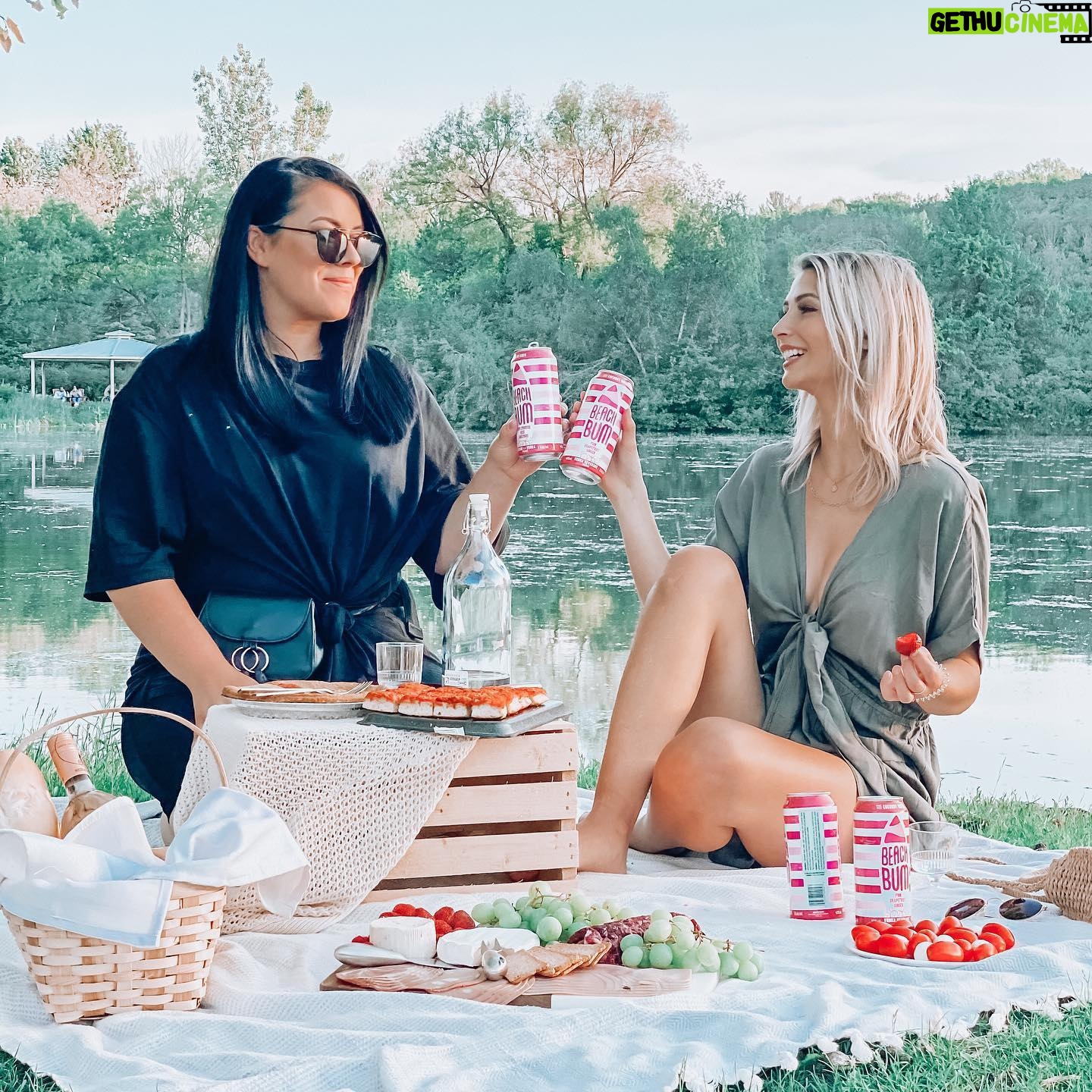 Léanne Lévesque - 650 Likes - C’est enfin l’été et qui dit été dit aussi chaleur, soleil et 5 à 7 entre amis avec un drink estival. ☀️🍹🎉J’ai récemment découvert les boissons alcoolisées @beachbumcoolers , une boisson fraîche et naturelle faite avec de l’eau de coco. 🍋🥥 Non seulement c’est super léger et à faible teneur en calories, mais en plus ça contient des électrolytes et sels minéraux, parfait pour se garder bien hydraté!💦 #beachbumcoolers #plaisirresponsable