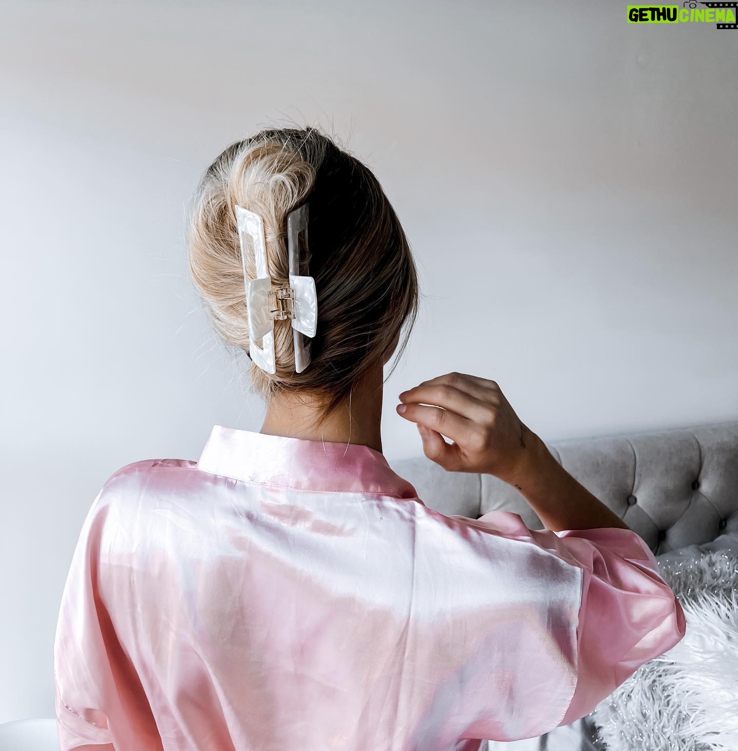 Léanne Lévesque - 290 Likes - 🎀CONCOURS TERMINÉ 🎀 GAGNANTE @kellyparentz 💕
J’ai récemment découvert les pinces à cheveux super confortable et durable de @pixiewoo_ et j’ai donc eu envie de vous organiser un beau petit concours pour vous les faire découvrir également!🤩
Vous courez la chance de gagner carte-cadeaux de 200$ chez @pixiewoo_ ainsi que 100$ de carte pré-payé pour une valeur totale de 300$
RÈGLEMENTS DU CONCOURS :
✔️Suit la page de @pixiewoo_
et de @theflamest
✔️Like cette publication
✔️Identifiez en commentaire un ami ( de chance de gagner avec un repost du concours avec mention en story)
✔️Le gagnant sera dévoilé le 27 février 18h, bonne chance à tous xxx