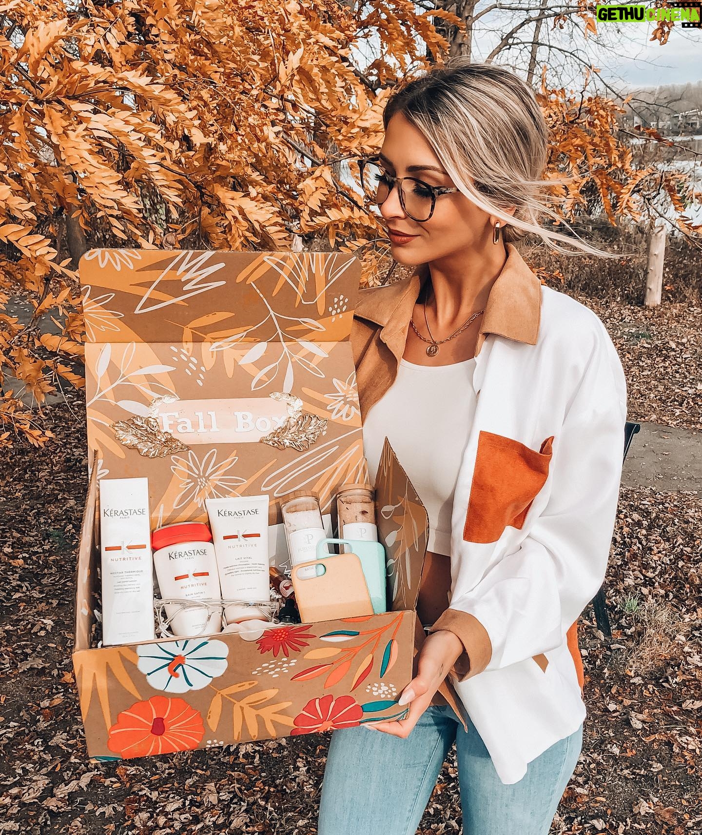 Léanne Lévesque - 682 Likes - LE CONCOURS EST TERMINÉ LA GAGNANTE EST @_jennroy_ 🍂🧡 C’est maintenant au tour de la boîte d’automne à être tirée et encore une fois ce sont toutes de superbes compagnies québécoises que j’adore qui se sont réunis pour vous gâter !!! 😍 On sait tous que c’est particulièrement difficile pour les entreprises en cette période de pandémie alors je vous invite à aller donner plein d’amour à chacune de ces belles compagnie en allant liker et commenter leurs pages. Çà fait toujours plaisir recevoir un peu d’amour 🥰
.
.
Donc pour gagner la FALL BOX du mois d’octobre d’une valeur de plus de 450$ vous devez:
-Likez cette publication
-Allez suivre la page de @claudiocoiffure
&& @cchristellepetit
-Allez suivre la page de @puressence_bainetcorps
-Allez suivre la page de @highcarecosmetic
-Allez suivre la page de @nowastecase
-Allez suivre la page de @frdm.eyewear
-Me suivre
-Identifier vos amis en commentaire
-Repostez dans vos story pour plus de chance de gagner . Il n’y a toujours pas de maximum d’inscription vous pouvez commenter le nombre de fois que vous voulez 🎉
