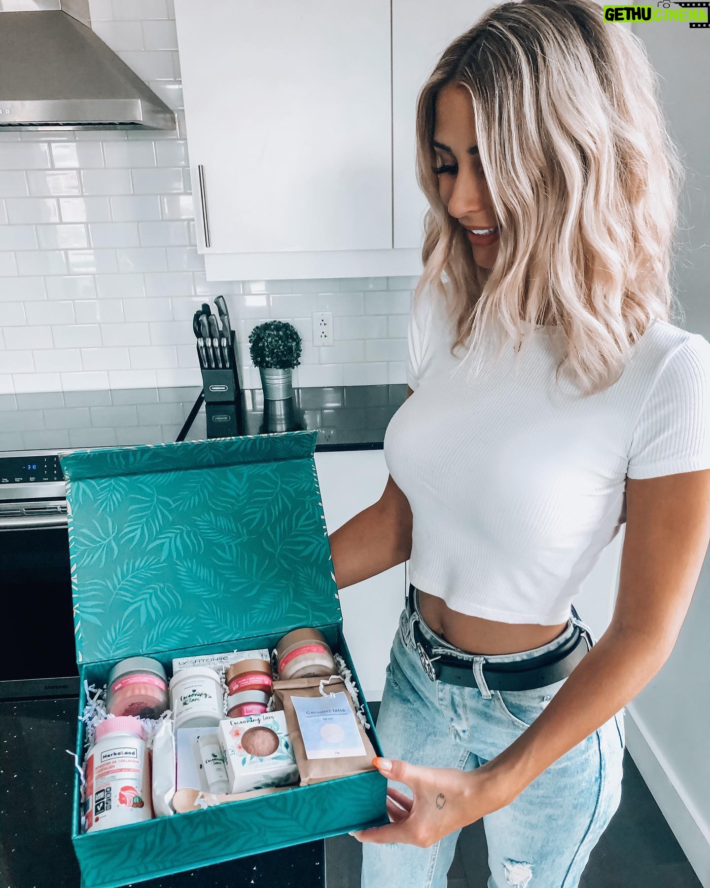 Léanne Lévesque - 0.9K Likes - CONCOURS ENCOURAGEZ LOCAL TERMINÉ 💙 Gagnante: @_joaniehebert
J’ai décidé de lancer un concept de boîte mensuel à faire gagner à chaque mois qui vous permettra à tous de découvrir de nouveaux produits d’ici et qui encouragera à la fois nos belles compagnies Québécoises 😍 Ce mois-ci, le SELF-CARE est à l’honneur avec cette boîte remplie de produits pour vous dorloter 💆🏼♀️ Donc pour participer, les règles seront les mêmes chaque fois : Vous devrez vous assurer de me suivre & d’aller suivre la page instagram des compagnies participantes, liker la publication && taguer vos amis qui aimeraient également gagner !
.
.
Donc pour gagner la SUMMER BOX du mois d’août d’une valeur de 350$ vous devez:
-Allez suivre @caramelrozecosmetics , une compagnie de bio cosmétique qui sentent le ciel 🤤
-Aller suivre @ineditdunord , la plus cute petite boutique ever
- Aller suivre @sr_artiste_beaute ET @primera_artistes_beaute qui nous offre gracieusement les fameux produits cocooning love 😍
-Me suivre
-Identifier vos amis en commentaire
-Repost dans votre story pour des chances supplémentaires de gagner !!! Il n’y a pas de maximum d’inscription vous pouvez commenter le nombre de fois que vous voulez 🎉 Vous avez jusqu’au 6 septembre pour participer bonne chance à tous 😻