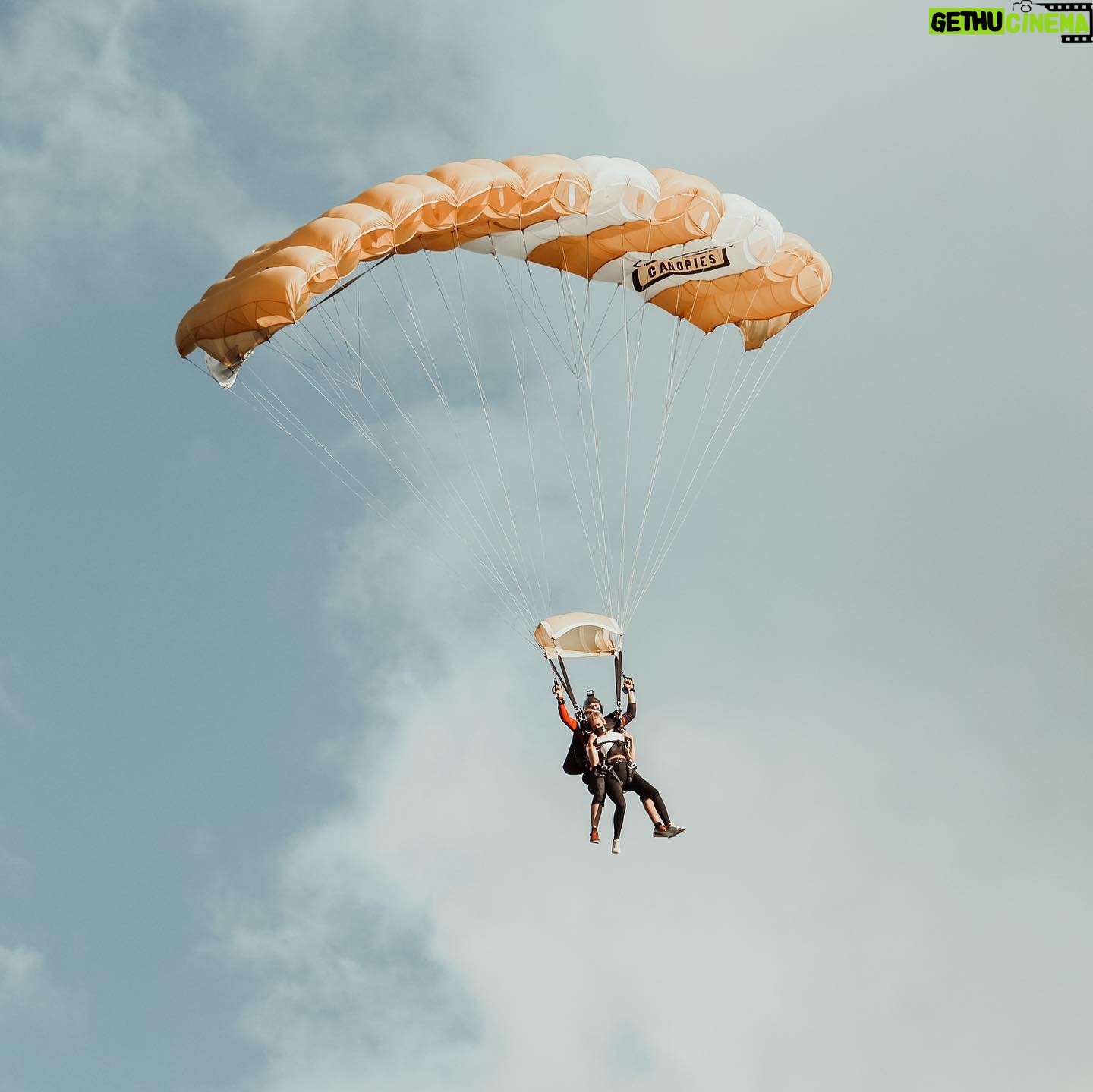 Léanne Lévesque - 613 Likes - 🪂 CONCOURS TERMINÉ 🪂 La grande gagnante qui se mérite un saut en parachute pour 2 personnes en collaboration avec @parachutemontreal est @karellelapointe 🎉