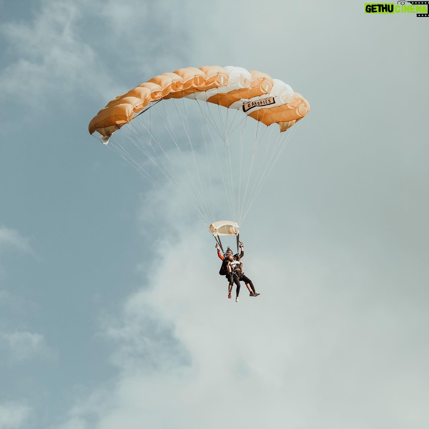 Léanne Lévesque - 311 Likes - CONCOURS TERMINÉ 🪂 La gagnante est @mokamocha
En collaboration avec @parachutemontreal , j’ai décidé de refaire tirer un saut en parachute pour deux, d’une valeur de près de 600$ ! Juste à temps pour compléter tes cadeaux de Noël, pas pire hein ? 🤩 Donc si toi aussi tu aimerais courir la chance de gagner et de vivre cette expérience inoubliable les règlements sont super simples :
-Abonne-toi à @parachutemontreal
-Assure-toi de me suivre et de liker cette plublication
-Tag tes amis avec qui tu aimerais sauter
-Extra chance de gagner en repostant la publication dans ta story
J’annonce le gagnant le 21 décembre bonne chance à tous 🌲🎅🏻
