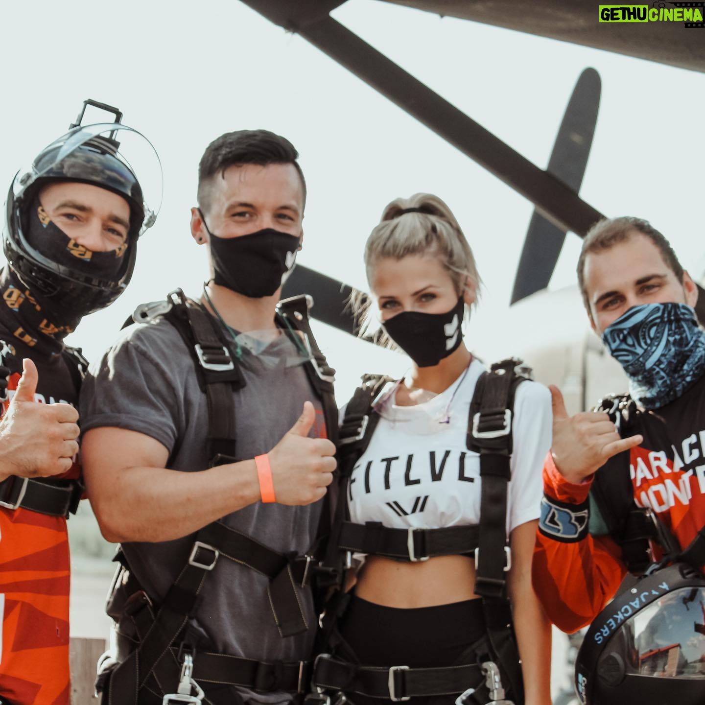 Léanne Lévesque - 613 Likes - 🪂 CONCOURS TERMINÉ 🪂 La grande gagnante qui se mérite un saut en parachute pour 2 personnes en collaboration avec @parachutemontreal est @karellelapointe 🎉