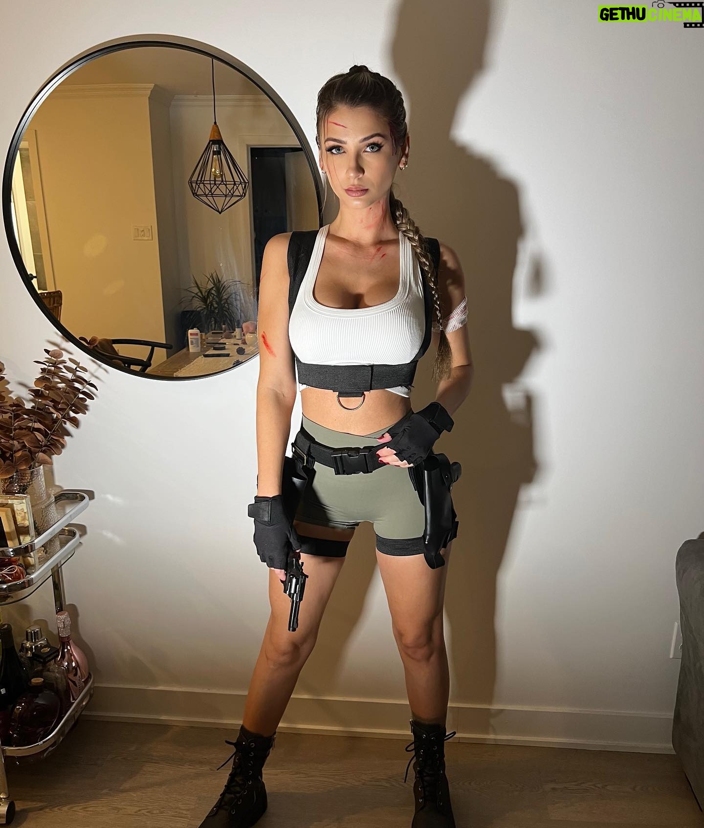 Léanne Lévesque - 778 Likes - Fav night of the year 🦇 #tombraider