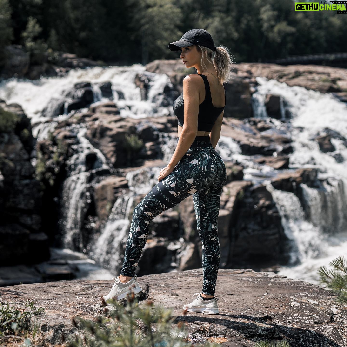 Léanne Lévesque - 869 Likes - New fav place for hiking 😍...
@filmlegacyprod 📸 ..
Promo code THEFLAMEST20 on any product from @stronger 🤸🏼♀️
