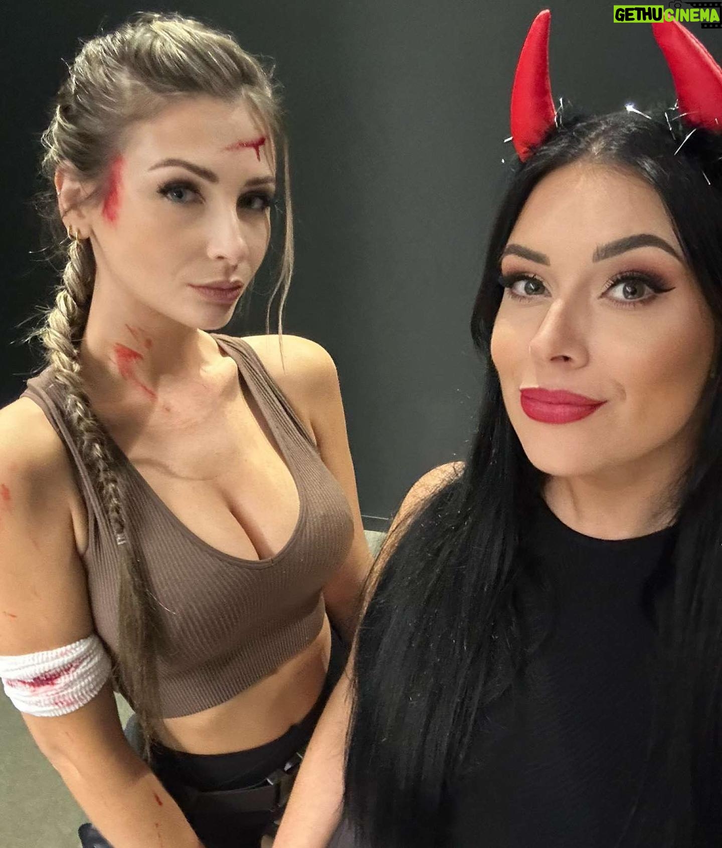 Léanne Lévesque - 778 Likes - Fav night of the year 🦇 #tombraider