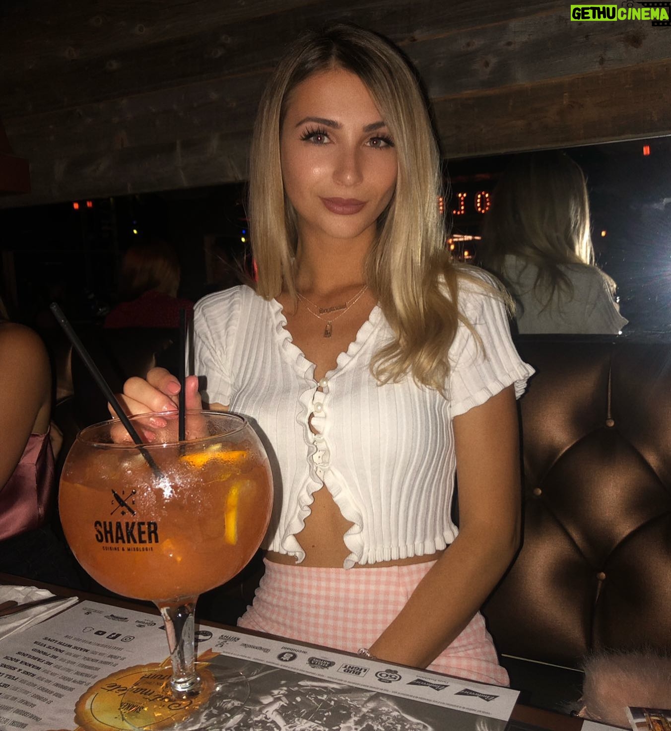 Léanne Lévesque - 826 Likes - Les drinks plus gros que ma tête c’est oui 💘
