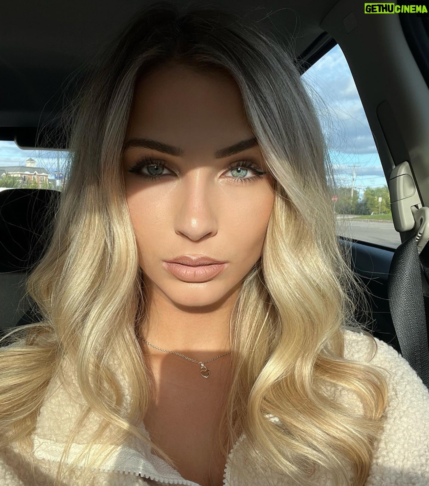 Léanne Lévesque - 0.9K Likes - Golden hour just hits different 🤌🏻
