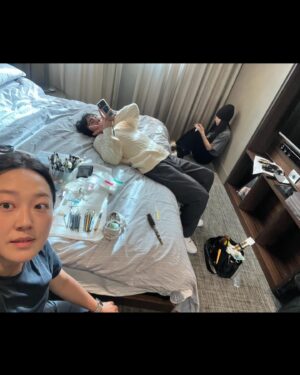 Lee Bom Instagram - BTS Milan 🥂✨•

@modelhanhyejin 
@dolcegabbana 
@soorink 
@choigo_hair 

Perks of being a mua ✈️✨