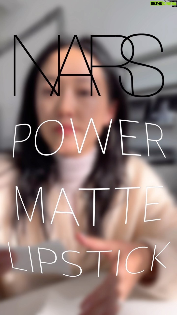Lee Bom - 184 Likes - #광고 #bomsbeauty #playyourpower #나스 #나스파워매트립스틱 #파워핏립스틱 #나스립스틱 #나스파워매트
🍑코랄핑크로 분위기 있는 오버립 연출해보기 💋💄
1. 101 노엔젤 로 립라인을 그려줍니다. 이때 내 입술보다 좀더 확장시켜서 그려주고 면봉이나 브러쉬로 살살 풀어서 또렷하지 않게 블렌딩 시켜주세요.
2. 메인 컬러인 120 인디스크리트 를 입술 전체에 중분하게 발라줍니다. 슥슥~
3. 102 킬러퀸 의 립스틱 각도를 이용해서 입꼬리가 살짝 올라간듯 양쪽 입꼬리를 올려 그려주고 블랜딩. 아랫입술 가운데 도 살짝 터치해서 입술의 입체감을 살려줍니다.
1. Slightly over line your lips using 101 NO ANGEL. Blend it with a q-tip or a brush.
2. Glide on 120 INDISCREET all over the lip.
3. Using the angle of the lipstick, put 102 KILLER QUEEN on outer corners and bottom center or the lip for more dimension to achieve fuller looking pout.
영상에 쓰인 제품은?🤓😚
💥인디스크리트 120 INDISCREET 💥 -코랄핑크
노 엔젤 101 NO ANGEL -소프트 브라운 핑크
킬러퀸 102 KILLER QUEEN -로즈 브라운