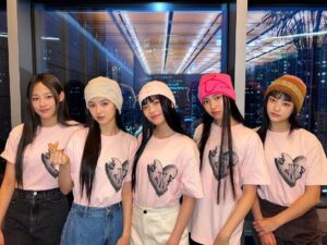 Lee Bom Instagram - #loveyourw2022 @newjeans_official 
🫶🏻🐰👚🎀💕
