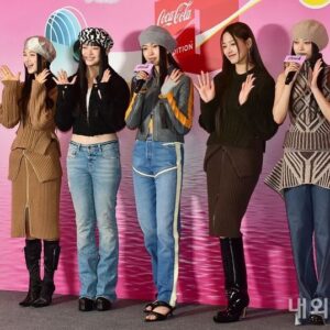 Lee Bom Instagram - @cocacola_korea  @newjeans_official 💕🐰🎀🫶🏻

#뉴진스 

@choiyumi___ 
@giihee