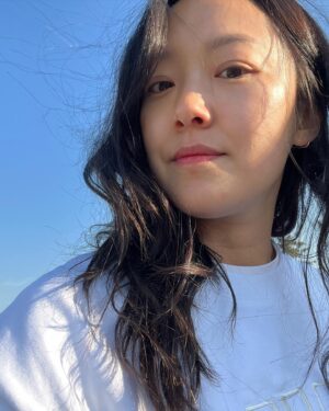 Lee Bom Instagram - @lamer @lamer.korea 🩵 #제품협찬

자외선 차단 spf20 으로 탄탄하고, 
시간이 지나도 계속 촉촉하면서, 
커버도 채워주는 완벽한 쿠션! 

🤍

#라메르쿠션 #루미너스리프팅쿠션파운데이션#스킨케어쿠션