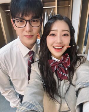 Lee Bom-so-ri Instagram - -
🌸4월은 너의 거짓말🌸
드디어 Open!
같이 기적을 만들어 나갈 사람~~~~💫
여기 여기 붙어라🙋‍♀️💗

“끝까지 달려 난 할 수 있어
두려운 오늘을 버티고
다시 찾아올 내 꿈을 믿어
내일의 내가 저기 서 있어
어두운 회색 하늘 아래
당당하게 빛을 내며 달려봐”

예술의 전당 CJ 토월극장,
2024.6.28~2024.08.25