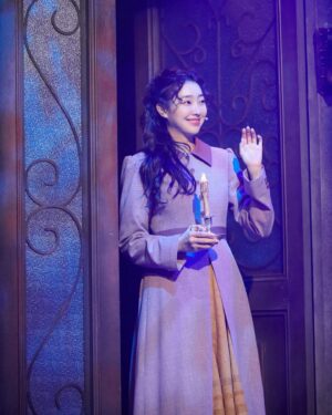 Lee Bom-so-ri Instagram - -
어쩌면 5년 전보다 더 성숙해지고
더 찬란했을 우리의 이야기, 나의 캐롤, 안녕👋🏻
마나롤라 주민(?) 여러분 모두 감사했습니다💓
2024 너를 위한 글자 끝!