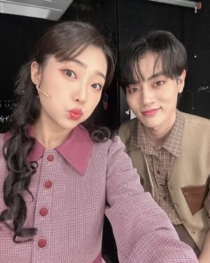 Lee Bom-so-ri Instagram - -
어쩌면 5년 전보다 더 성숙해지고
더 찬란했을 우리의 이야기, 나의 캐롤, 안녕👋🏻
마나롤라 주민(?) 여러분 모두 감사했습니다💓
2024 너를 위한 글자 끝!