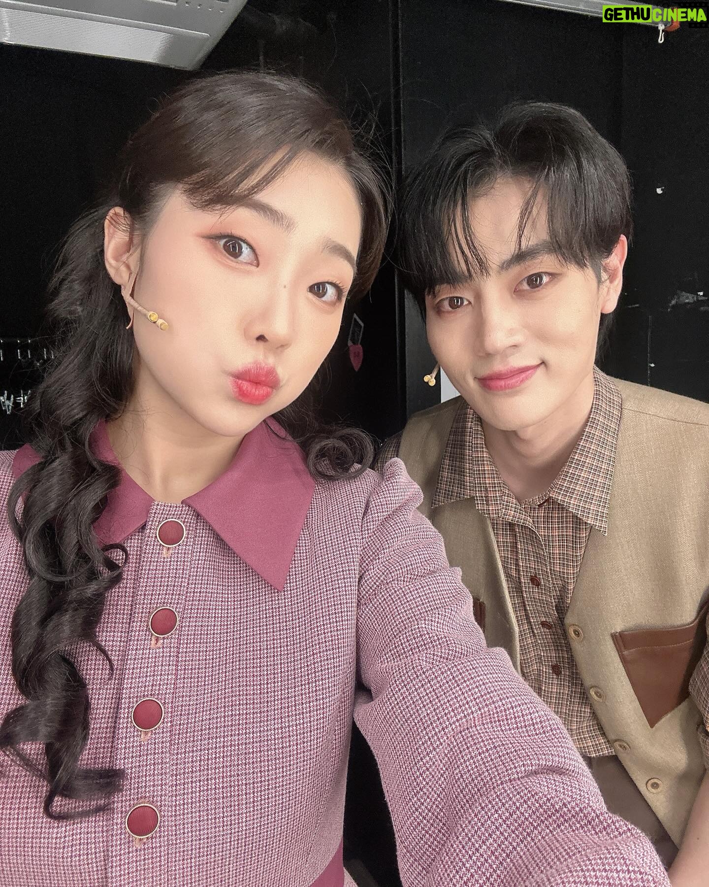 Lee Bom-so-ri - 2.8K Likes - -
어쩌면 5년 전보다 더 성숙해지고
더 찬란했을 우리의 이야기, 나의 캐롤, 안녕👋🏻
마나롤라 주민(?) 여러분 모두 감사했습니다💓
2024 너를 위한 글자 끝!