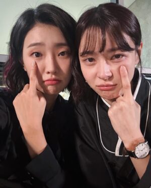 Lee Bom-so-ri Instagram - -
3-4화 내내 우느라 고생한
내사랑 한봄😭🩷🩷🩷🩷🩷
우리 봄이 이제 꽃길만 걷게 해주세오…🥹🌸

그리고 드디어 한국에 온 지원이!!!!!!!
과연 5-6화에는 어떤 일이 펼쳐질까요❓
다음 주 월.화요일도 잊지말고 야사 타임!!!!!🤙
-
#균형잡느라힘들었던집채만한가방
#언제나예쁜우리봄이
#할머니하고처음이자마지막씬ㅠ
#야한사진관 #많관부 !!!
