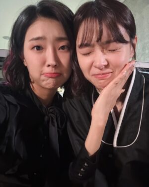 Lee Bom-so-ri Instagram - -
3-4화 내내 우느라 고생한
내사랑 한봄😭🩷🩷🩷🩷🩷
우리 봄이 이제 꽃길만 걷게 해주세오…🥹🌸

그리고 드디어 한국에 온 지원이!!!!!!!
과연 5-6화에는 어떤 일이 펼쳐질까요❓
다음 주 월.화요일도 잊지말고 야사 타임!!!!!🤙
-
#균형잡느라힘들었던집채만한가방
#언제나예쁜우리봄이
#할머니하고처음이자마지막씬ㅠ
#야한사진관 #많관부 !!!