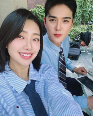 Lee Bom-so-ri Instagram - -
유독 더웠던 날☀️
넥타이도 빌려주고 선풍기도 쐬어주고
밥도 잘 사주는 서윗남 소호쒸와☁️

🌸4월은 너의 거짓말🌸
6/28! 곧! 💓