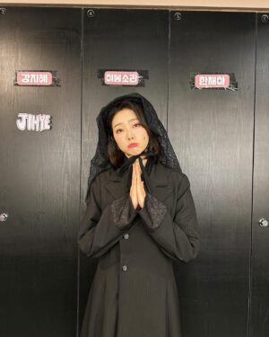 Lee Bom-so-ri Instagram - -
브론테를 사랑해준 독자분들께.

초연에 이어 재연까지 차고 넘치는 사랑을 받아
‘브론테‘ 라는 작품은 제게 영원히 
따뜻한 기억으로 남을 것 같습니다.

한순간 오만했더라도,
잠시 흔들렸더라도,
아무도 몰라준다해도
목사관엔 늘 그런 우리를 조건없이
따스히 지지해주는 존재들이 있었기에
배역을 넘어 실제의 모두에게 힘을 안겨준
그런 특별한 공연이었습니다.

다음으로 나아갈 수 있게 아낌없는 찬사와
용기를 보내준 모든 분들에게 다시 한번 감사 인사 드립니다.

언젠가 다시 만날 수 있는 그날을 지금부터 기다리며..
안녕, 브론테의 모든 순간!
안녕, 샬럿 브론테!