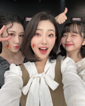 Lee Bom-so-ri Instagram - -
브론테를 사랑해준 독자분들께.

초연에 이어 재연까지 차고 넘치는 사랑을 받아
‘브론테‘ 라는 작품은 제게 영원히 
따뜻한 기억으로 남을 것 같습니다.

한순간 오만했더라도,
잠시 흔들렸더라도,
아무도 몰라준다해도
목사관엔 늘 그런 우리를 조건없이
따스히 지지해주는 존재들이 있었기에
배역을 넘어 실제의 모두에게 힘을 안겨준
그런 특별한 공연이었습니다.

다음으로 나아갈 수 있게 아낌없는 찬사와
용기를 보내준 모든 분들에게 다시 한번 감사 인사 드립니다.

언젠가 다시 만날 수 있는 그날을 지금부터 기다리며..
안녕, 브론테의 모든 순간!
안녕, 샬럿 브론테!