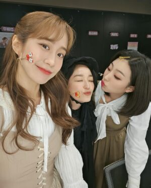 Lee Bom-so-ri Instagram - -
브론테를 사랑해준 독자분들께.

초연에 이어 재연까지 차고 넘치는 사랑을 받아
‘브론테‘ 라는 작품은 제게 영원히 
따뜻한 기억으로 남을 것 같습니다.

한순간 오만했더라도,
잠시 흔들렸더라도,
아무도 몰라준다해도
목사관엔 늘 그런 우리를 조건없이
따스히 지지해주는 존재들이 있었기에
배역을 넘어 실제의 모두에게 힘을 안겨준
그런 특별한 공연이었습니다.

다음으로 나아갈 수 있게 아낌없는 찬사와
용기를 보내준 모든 분들에게 다시 한번 감사 인사 드립니다.

언젠가 다시 만날 수 있는 그날을 지금부터 기다리며..
안녕, 브론테의 모든 순간!
안녕, 샬럿 브론테!