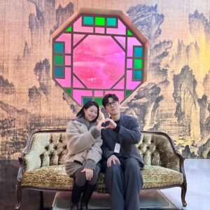 Lee Bom-so-ri Instagram - -
비로소 보낸다, 나의 지원!
너무 너무 소중한 우리 #야한사진관 팀!
모든 순간 감사했습니다😭
정말 많이 사랑해요❤️
그리고 끝까지 함께해준 모든 분들께도 감사를..🫶🏻