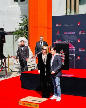 Lee Byung-hun Instagram - Congratulations my friend
#yoshiki #Xjapan  #TCLchinesetheater #handandfootprinting