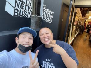 Lee Chang-min Instagram - めっちゃ愛されるチャンミン。
今回もすごく感謝してる。
何のために日本に来たのかはまだ言えないですが、僕の事を応援してくれるfanのみんなにはびっくりするほどのnews。僕の事を愛してくれる方々がいるこそ存在の理由が完成します。

今回日本のスケジュールの最後は大好きなアニキの店で終わった。

ではチャンミンはここで「ドロンさせていただきます」　今から韓国に帰ります
@the.networkbusiness.shop 
@atmos_japan 
サンキュー💕
