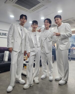 Lee Chang-min Instagram - 최고로 고마웠어
오늘이 끝이 아니고 이제 투어 시작!!
당신들 만나러 갑니다💕
#2am #2am콘서트 #이창민 #조권 #임슬옹 #정진운 #IAM