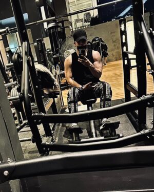 Lee Chang-min Instagram - 2022년도 이제 지나가고 2023년이 오네요. 
오늘도 일찍 잡니다😁
내가 자도 내일은 오고 깨어 있어도 어차피 내일 새해가 옵니다ㅋ
새해 첫 아침 맑은 새벽 공기 마시면서 시작 하려면 일찍 잘래요 ㅎㅅㅎ
2022년 감사할 일 뿐이었습니다. 

감사하다 100번 외치면 감사할 일이 더 생기는 것 같습니다.

안좋은 일 생기면 지금 이거 지나가면 더 좋은 일이 올거라 믿읍시다.

가고자 하는 방향이 틀리지 않았다면 의미 없는 일은 없고, 실패는 없다고 믿습니다. 성공으로 가는 과정만 있을뿐.

(이 편지는 덴마크를 거쳐 몽골을지나.. 이를 무시하고 공유하지 않았던 스웨덴의 크리스톺... 잠꼬대 인가 봅니다..)

다들 새해 복 많이 받으소서 .. 그리고 고맙습니다..(__)

2023년은 당장 내일부터 감사할 일이 미친듯이 쏟아져 들어 올 겁니다.

감사합니다 감사합니다 감사합니다.