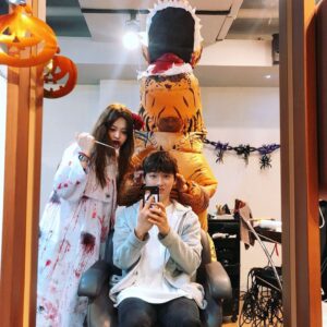 Lee Da-wit Instagram - 공룡이 머리해줌
귀이 옆에서 낄낄거림