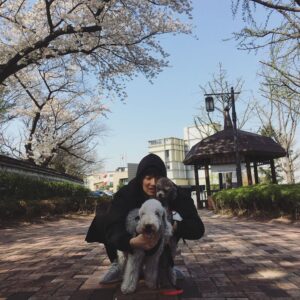 Lee Da-wit Instagram - 사진찍자 
가만히 있어봐 
나만눈감았