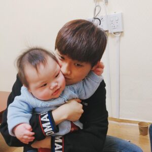 Lee Da-wit Instagram - 귀라고 한단다 
아프단다