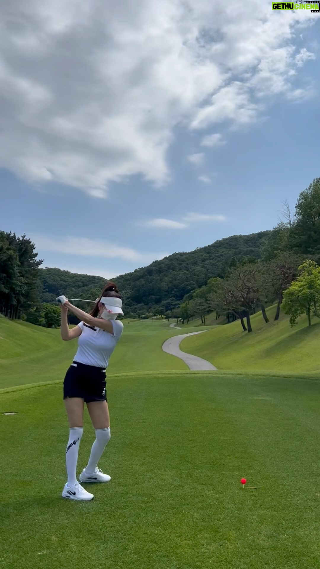 Lee Eun-mi - 3 Likes - 오랫만에 다녀온 란딩🏌🏻♀️
일요일에 갔다왔는데 …
이제야 영상 올리네용
연습스윙 하는거 찍는 줄도 몰랐는데
동생이 언제 찍은건지,,,고맙😆
저 골프계정은 따로 있어용
걍 다이어리 같은 곳이애영
요기 👉🏻 @golfgaza
#골프 #연습스윙 #라운딩 #명랑골프