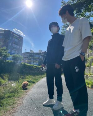 Lee Hak-ju Instagram - 가을이돼서야 
모카와의 여름사진 업로드..
