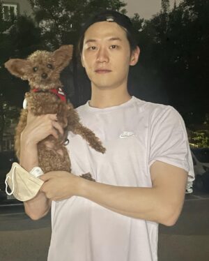 Lee Hak-ju Instagram - 가을이돼서야 
모카와의 여름사진 업로드..