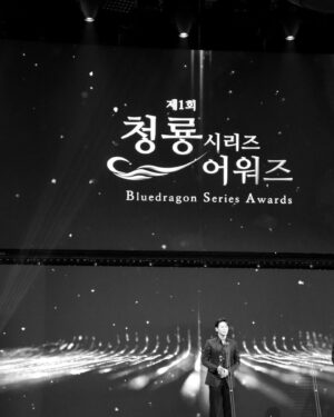 Lee Hak-ju Instagram - 즐겁고 감사했던 
제1회 청룡시리즈어워즈 
앞으로 더 열심히 하겠습니다..
(--)(__) 꾸벅
#wavve #이렇게된이상청와대로간다 #이상청
