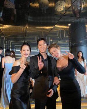 Lee Hak-ju Instagram - 즐겁고 감사했던 
제1회 청룡시리즈어워즈 
앞으로 더 열심히 하겠습니다..
(--)(__) 꾸벅
#wavve #이렇게된이상청와대로간다 #이상청
