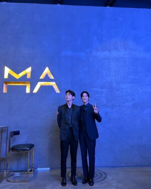 Lee Hak-ju Instagram - 즐겁고 감사했던 
제1회 청룡시리즈어워즈 
앞으로 더 열심히 하겠습니다..
(--)(__) 꾸벅
#wavve #이렇게된이상청와대로간다 #이상청